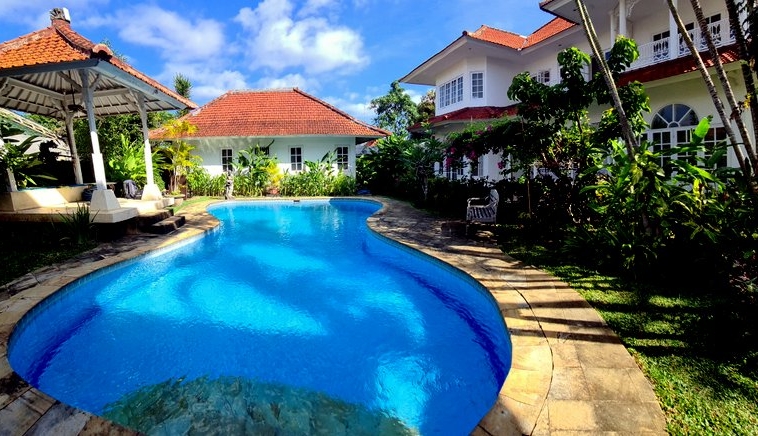 Massive villa Padang Galak